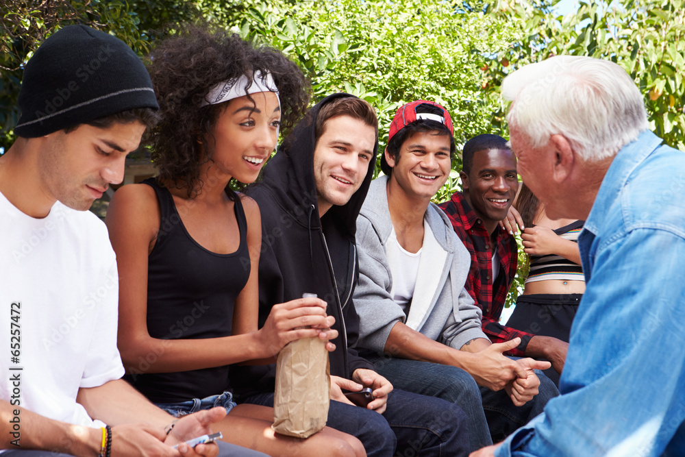Obraz premium Senior Man Talking With Gang Of Young People
