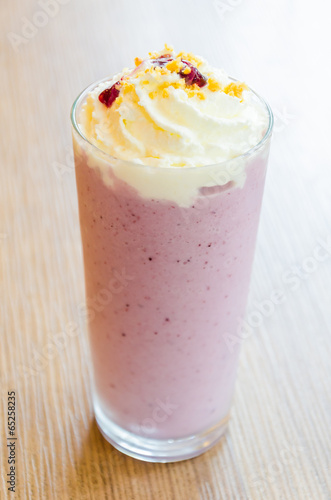 Blueberry smoothie © siraphol