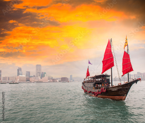 Canvas Print Famous Red Sails Ship crossing the strait from Hong Kong to Kowl