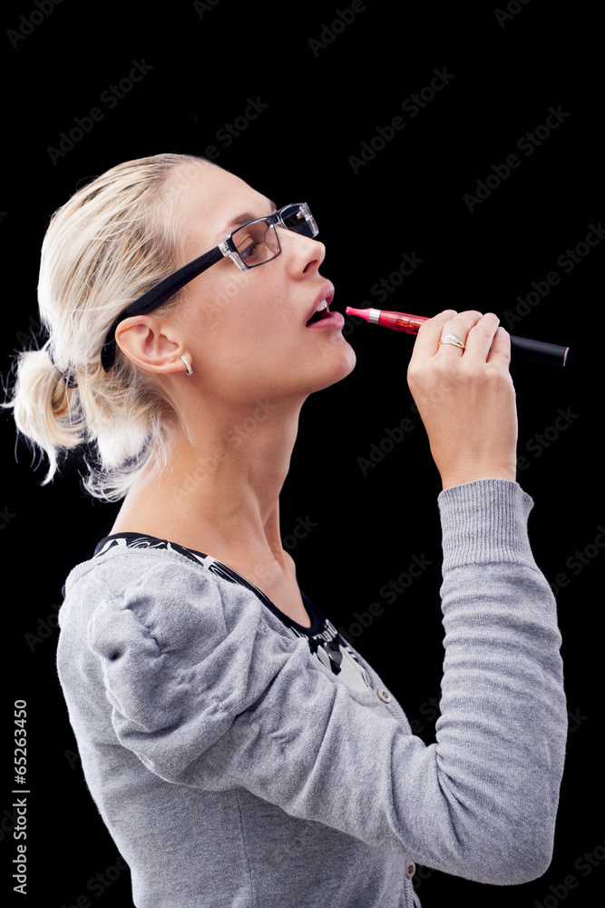 Obraz premium smoking electric cigarettes on the black background