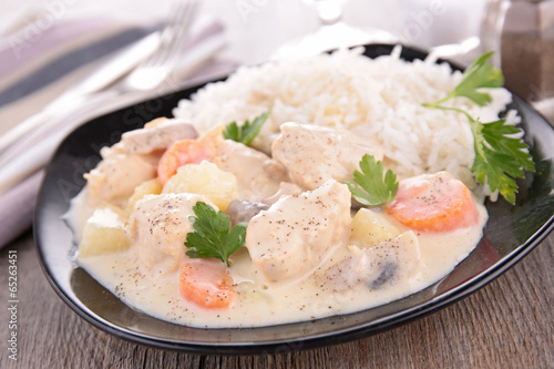 meat cooked with vegetable and cream