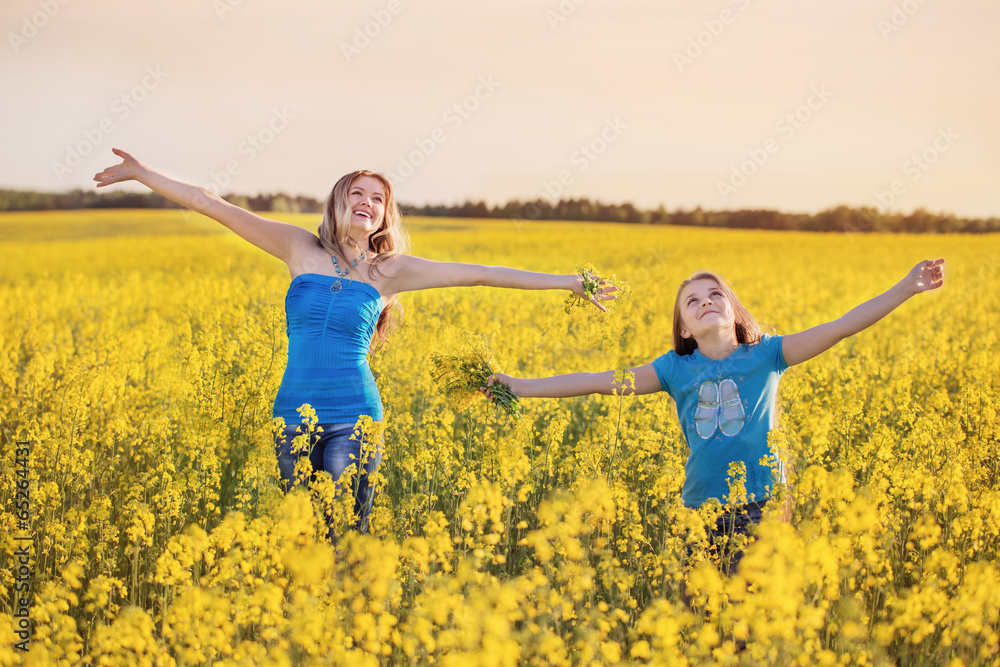 Fototapeta premium Happy family in spring field