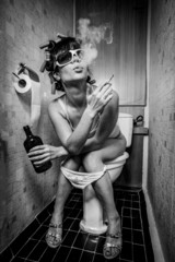 Fototapete Frauen Junge Frau im Retro Badezimmer  © Andrei Armiagov