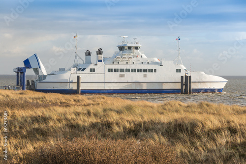Sylt - Fähre mit Grasdünen-Landschaft