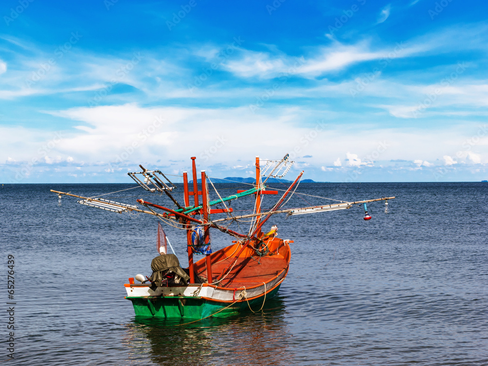Obraz premium Small fishing boat on daylight