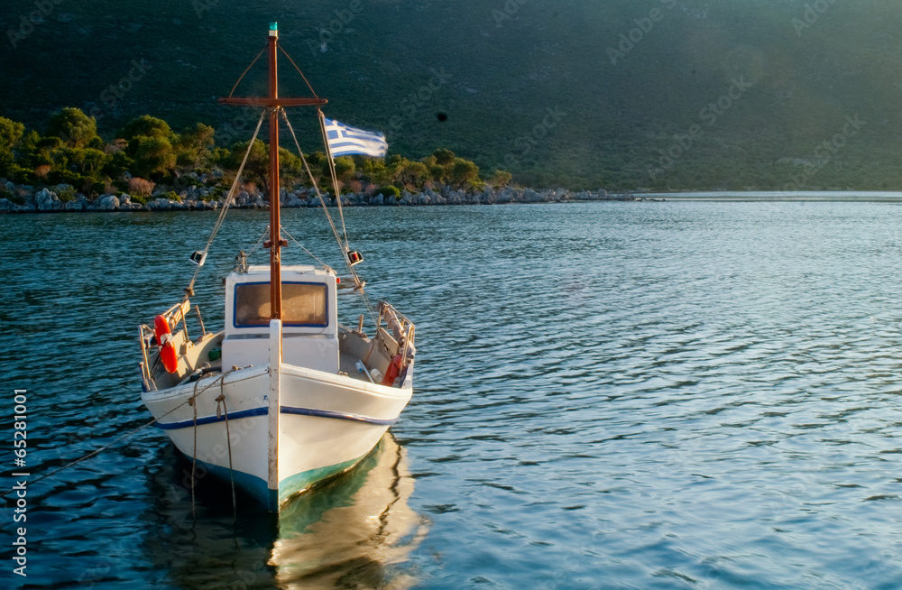 Obraz premium White fishing boat parked in bay