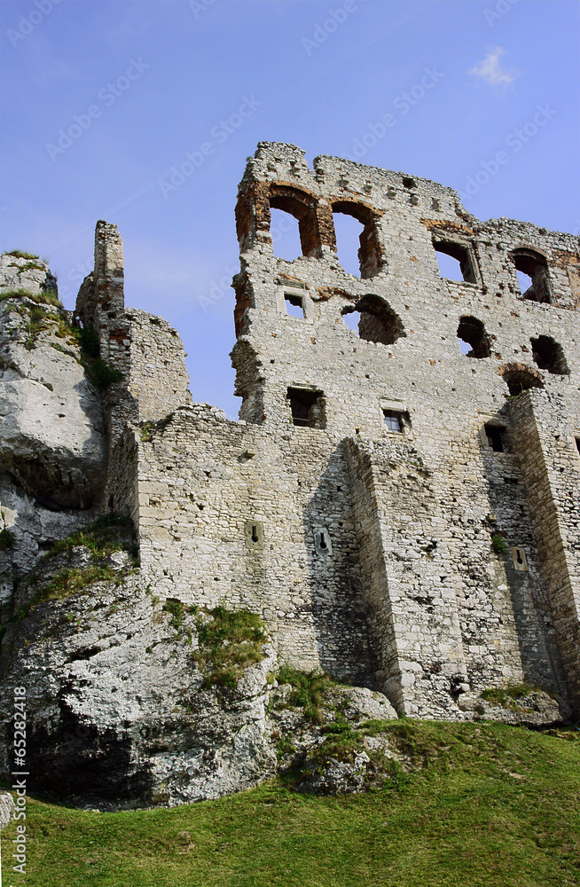 The walls of the ruined castle in Ogrodzieniec.