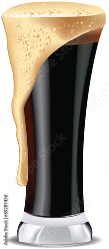 bicchiere birra scura con schiuma