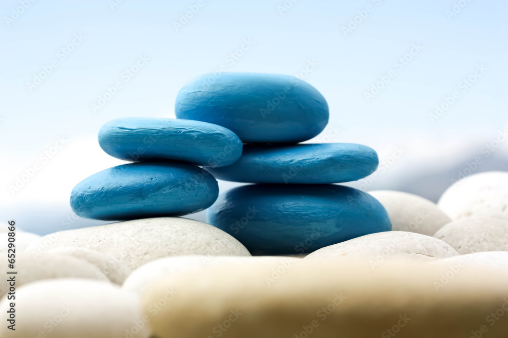 Naklejka premium Niebieskie kamienie w równowadze