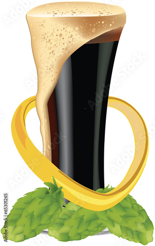 bicchiere di  birra scura con schiuma