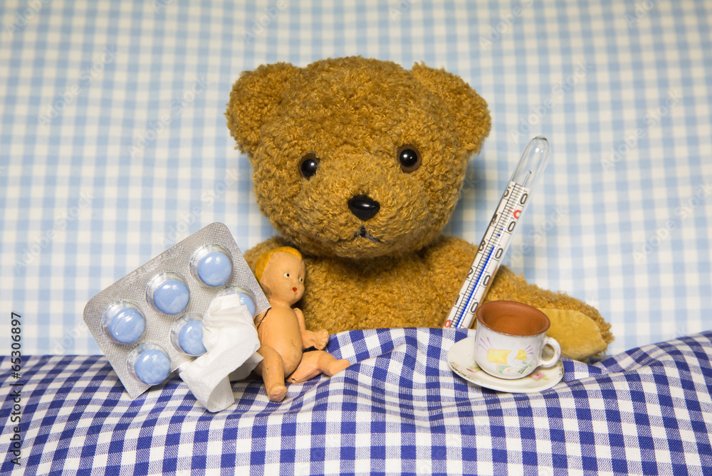 Patient: Kranker Teddybär liegt mit Fieber im Bett Stock Photo | Adobe Stock