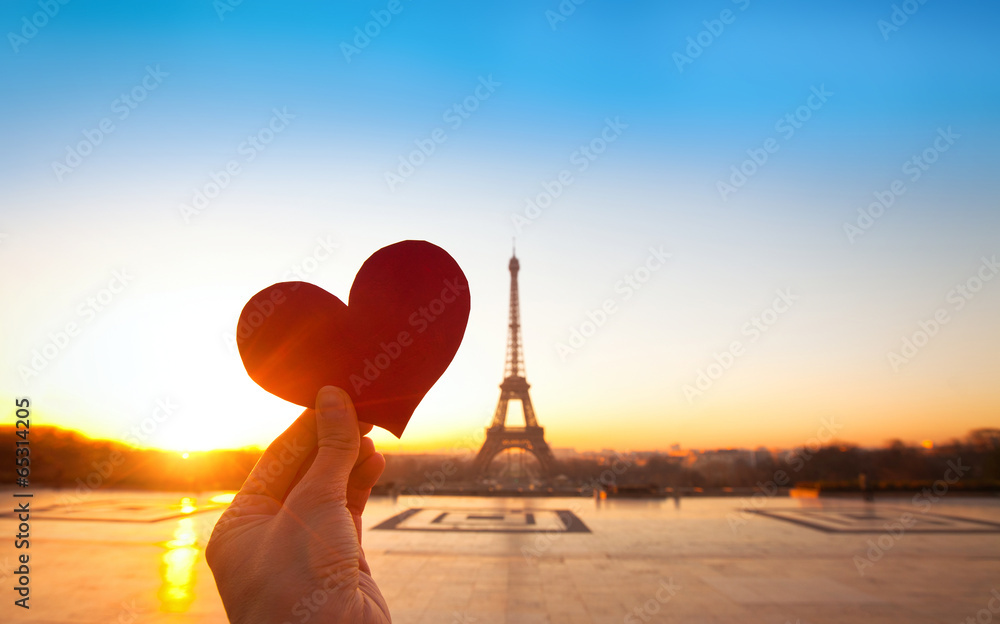 Fototapeta premium serce w dłoniach, romantyczne wakacje w Paryżu