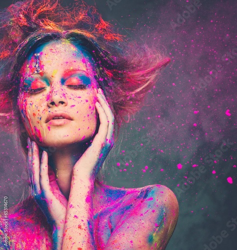 Foto Young woman muse with creative body art and hairdo