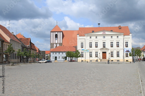 Marktplatz in Wusterhausen/Dosse mit Rathaus und Stadtkirche