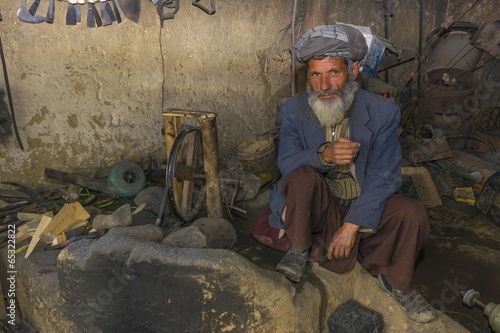 Afghanischer Schmied in seiner Schmiede photo