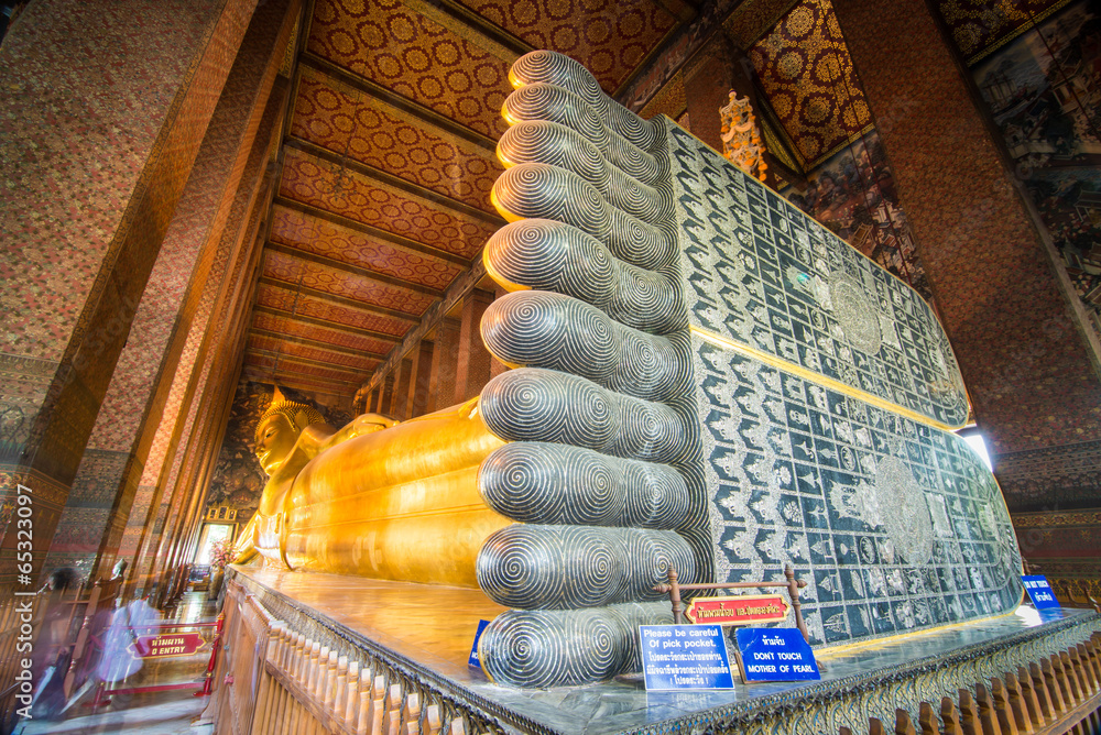 Fototapeta premium Reclining Buddha at Wat Pho, Bangkok, Thailand
