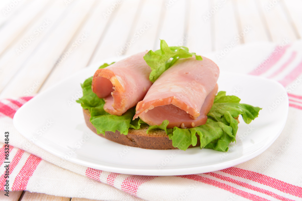 Delicious sandwiches with lettuce and ham