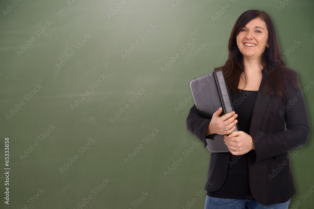 Studentin vor einer leeren Schultafel Studentin vor einer leeren Schultafel