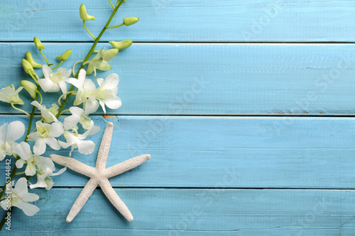 Fototapeta Naklejka Na Ścianę i Meble -  Starfish and orchid