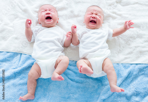 Canvastavla Asian new born twins crying