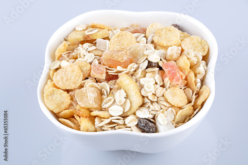 Cereals with dried and candied tropical fruit