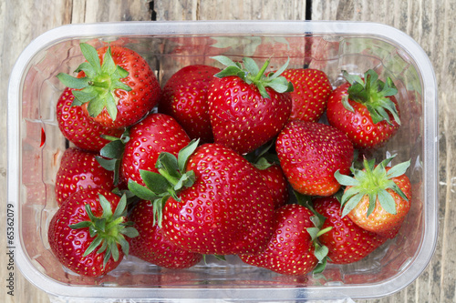 Tableau sur toile punnet of frshly icked strawberries
