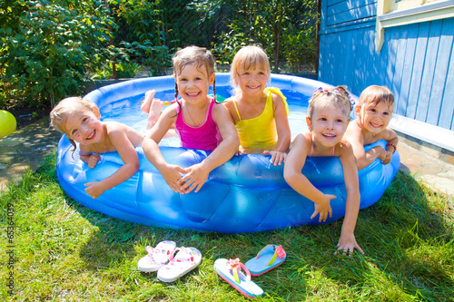 Obraz na płótnie children in swimming pool w salonie