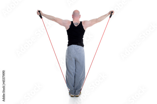 Sportler Fitness mit Strechband Rückenansicht Porträt