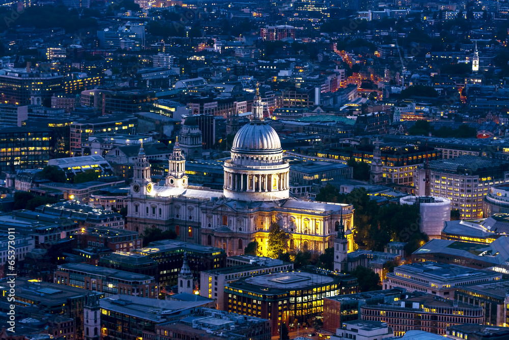 Naklejka premium Night aerial view of St. Paul's Cathedral