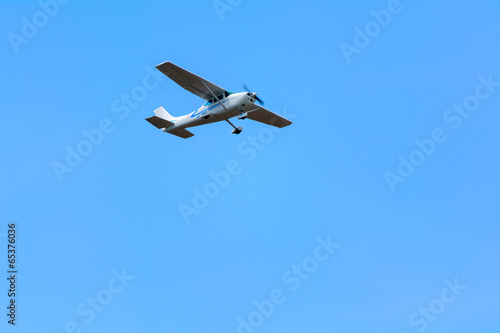 Aereo da turismo monoelica in volo photo