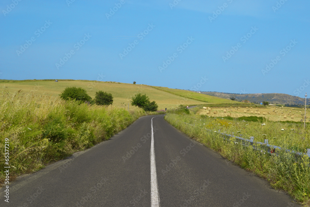 Strada asfaltata con colline