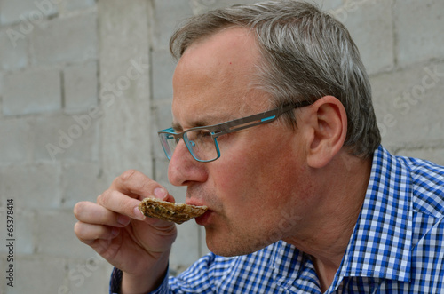 man eating oyster