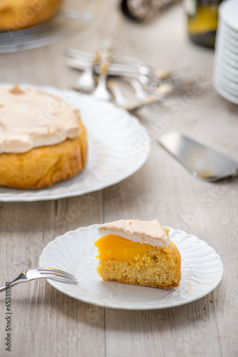 Fetta di crostata casalinga al limone meringata photo