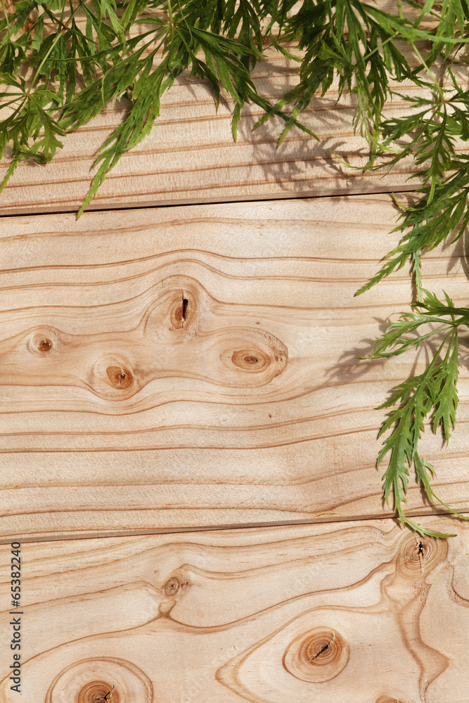 Holzbretter mit Schlitzahornlaub Holzbretter mit Schlitzahornlaub
