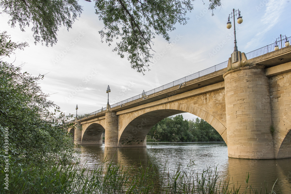 Fototapeta premium Stone Bridge or San Juan Ortega Bridge over the Ebro River, Logr