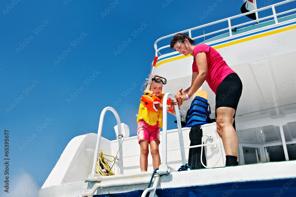 Obraz premium Happy family with child on yacht.