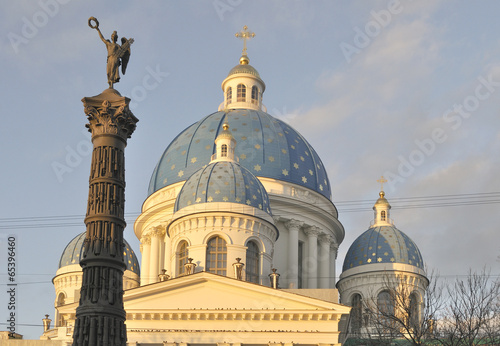 Купол Троицкого собора и колонна Славы. Санкт-Петербург