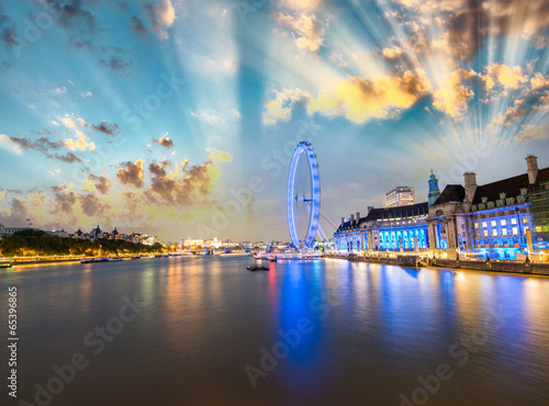 Fototapeta London skyline along Thames and famous London Eye wheel on a won