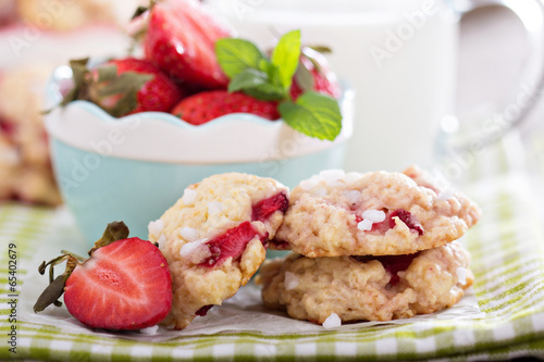 Fényképezés Shortcake cookies with strawberries