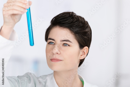 laborantin schaut pr  fend auf eine blaue substanz
