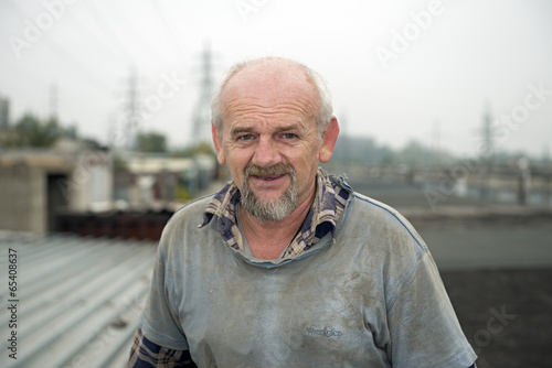 Konstfotografi Portrait of aged man in old clothes for dirty works.