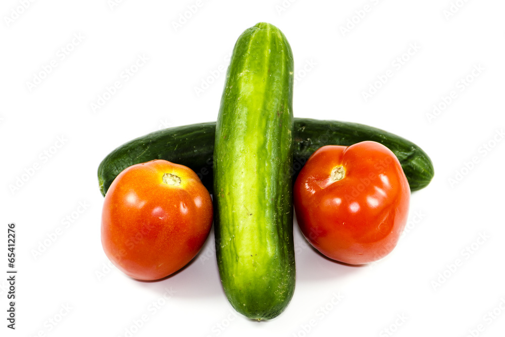 Frische Grüne Salatgurken mit roten Tomaten Frische Grüne Salatgurken mit roten Tomaten