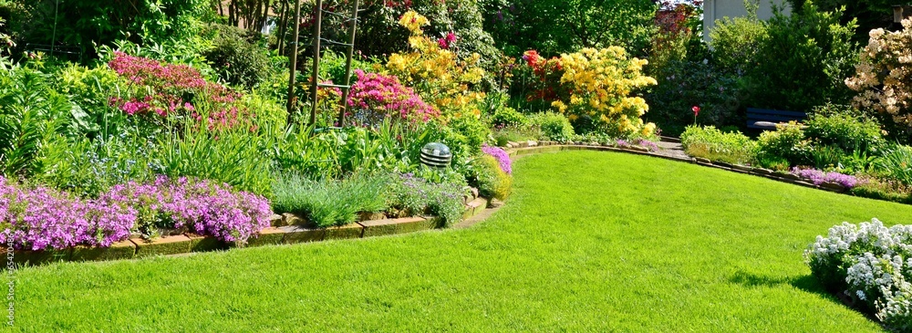 Obraz premium kwitnący ogród w słońcu