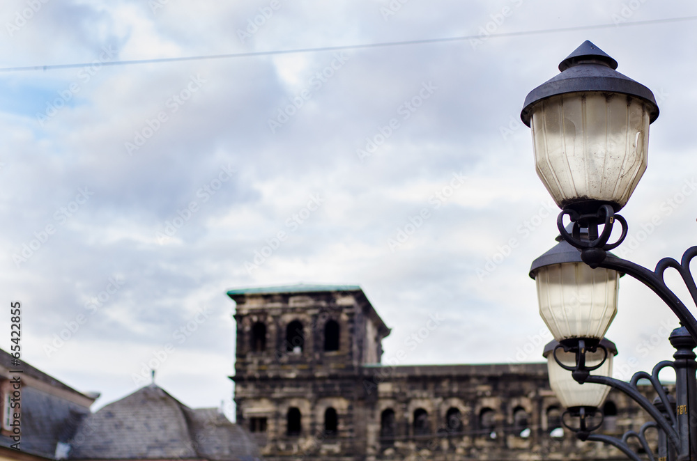 Portra nigra in Trier and street lamps