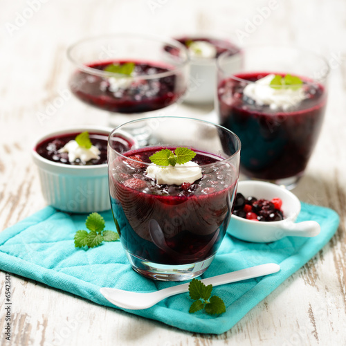 Rote Grütze aus Waldfrüchten