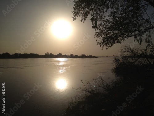 coucher de soleil sur le chari tchad photo