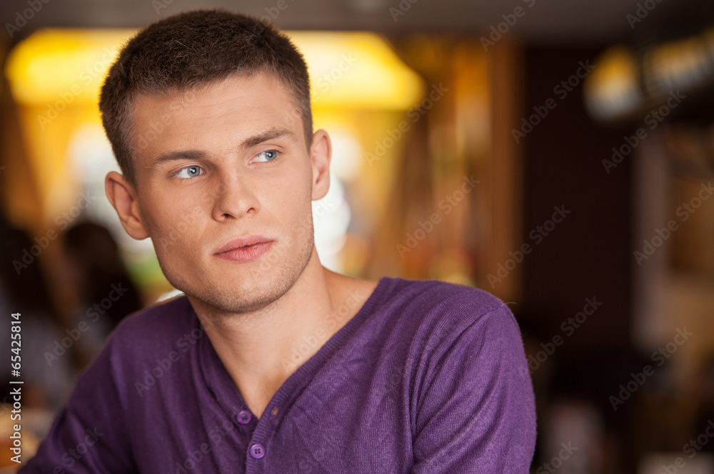 Obraz premium young attractive man looking and thinking.