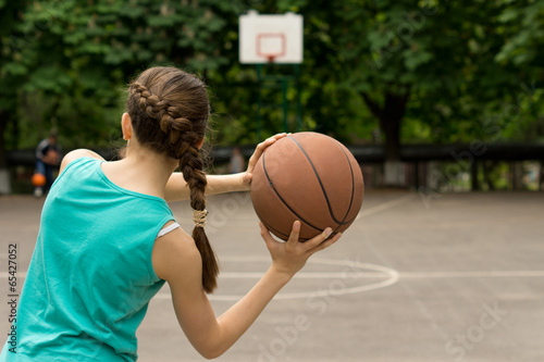 Obraz na płótnie Young slender teenage girl playing basketball w salonie