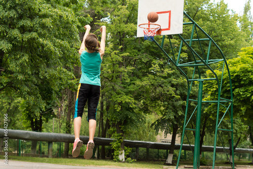 Obraz na płótnie Skilled young basketball player shooting a goal w salonie