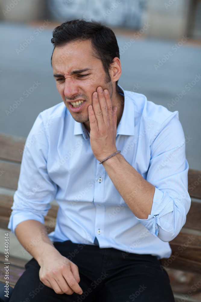 Mann mit Zahnschmerzen draussen Mann mit Zahnschmerzen draussen